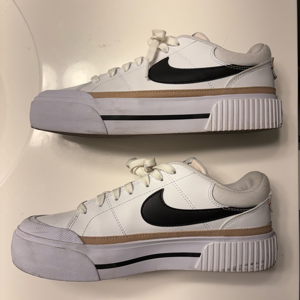 Women's 8.5 Nike Court Legacy shoes.
